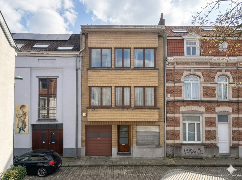 Ontdek dit karakteristieke huis met talrijke inrichtingsmogelijkheden, gelegen in een gewilde woonwijk, op een steenworp afstand van de vijvers en teg