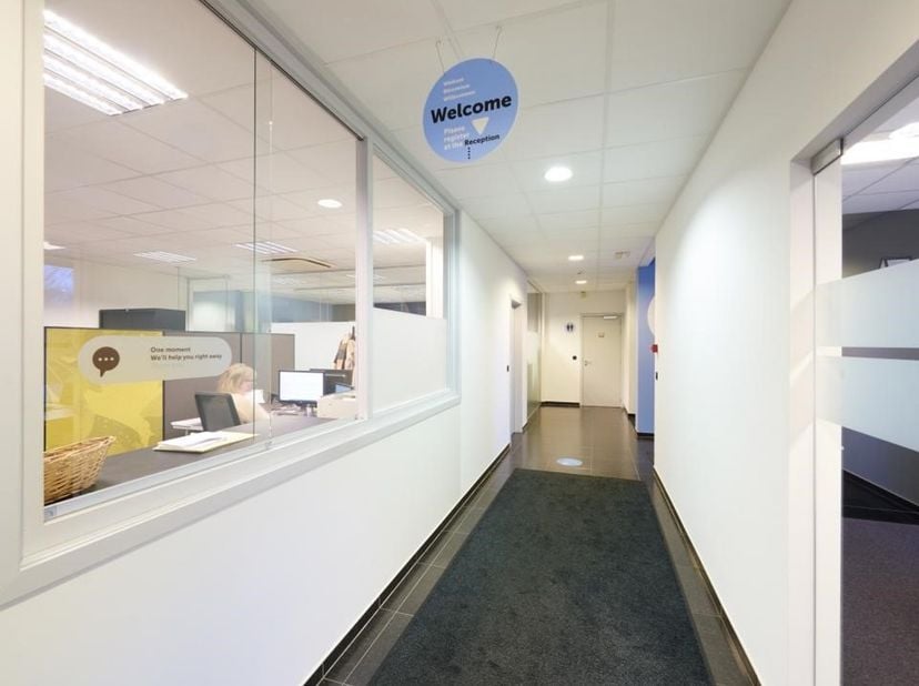 - 8.223m² magazijn <br />
- 501m² of 1.203m² kantoor <br />
- 11,35m vrije hoogte<br />
- 5T/m² <br />
- 9 los- laadkades<br />
- 1 gekijkvloerse poor