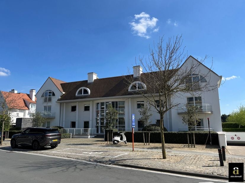 Box spacieux et facilement accessible dans la résidence Bartavelle, située dans la Kustlaan de De Wielingen [Het Zoute].<br />
Le box de garage est si