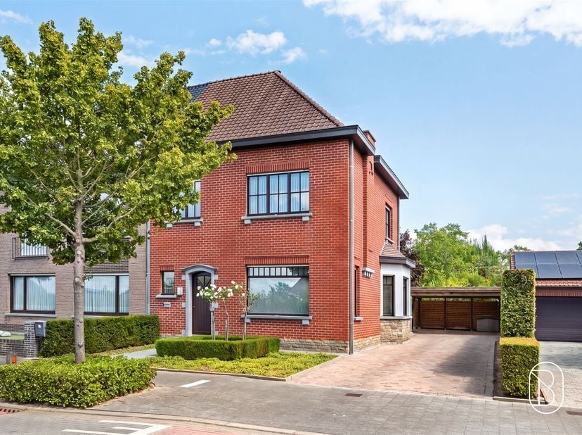 Deze uiterst verzorgde halfopen woning in Harelbeke combineert instapklaar wooncomfort met heel wat praktische troeven. Dankzij verschillende recente