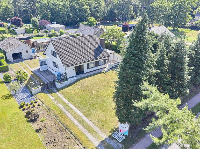 Te renoveren woning op ruim perceel van maar liefst 16 are, deze woning is gelegen in een groene omgeving en biedt tal van mogelijkheden. <br />
De in