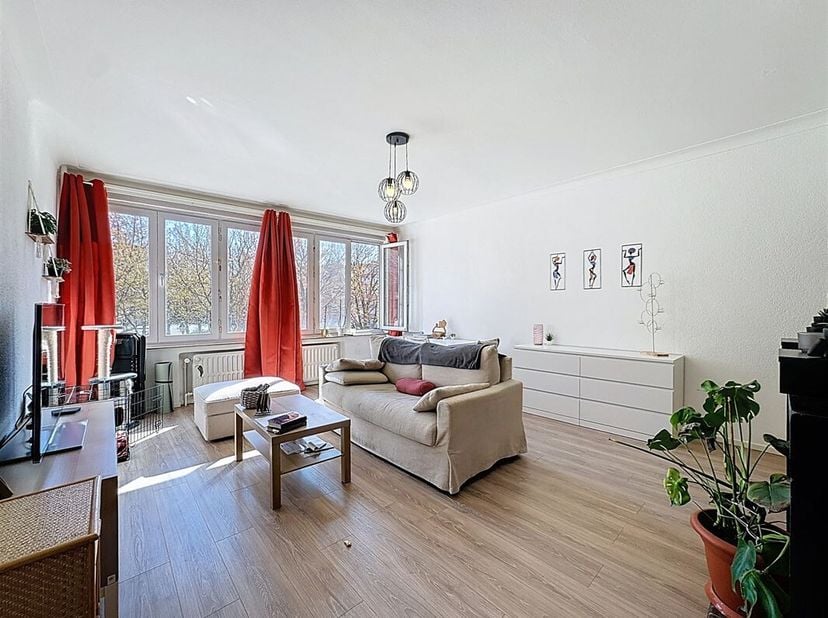 In het hart van de wijk Bastenakenplein presenteert Espace Immo Brussels dit prachtige appartement van 43 m² in een prachtig gebouw.<br />
Het bestaat