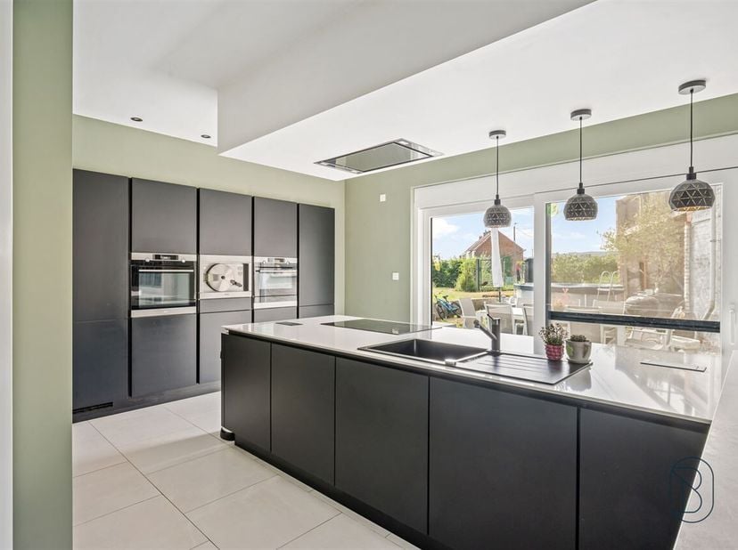 Recent gerenoveerde gezinswoning met 4 slaapkamers, garage, tuin en domotica!<br />
Bent u op zoek naar een RUSTIG gelegen, INSTAPKLARE gezinswoning w