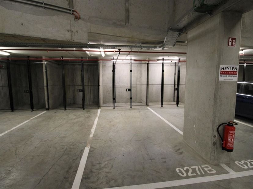 Emplacement souterrain idéalement situé avec stockage à louer !<br />
 <br />
Situation : Grâce à sa situation centrale et pratique, cet emplacement