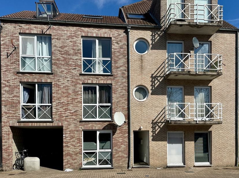 Bent u op zoek naar een interessante investering of een appartement met uitbreidingsmogelijkheden? Dit duplex dakappartement op de 3de verdieping bied