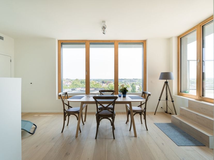 SINT-LAMBRECHTS-WOLUWE, gelegen op een steenworp van alle voorzieningen, prachtig PENTHOUSE (2bed/1badkamer/GDP “B+”!!) van +-135m² bruto, zo goed als