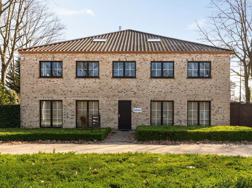 Verzorgd kantoor van 489 m², op de gelijkvloerse en eerste verdieping, met een zeer goede bereikbaarheid via autosnelwegennet E34 en E313 en commercië
