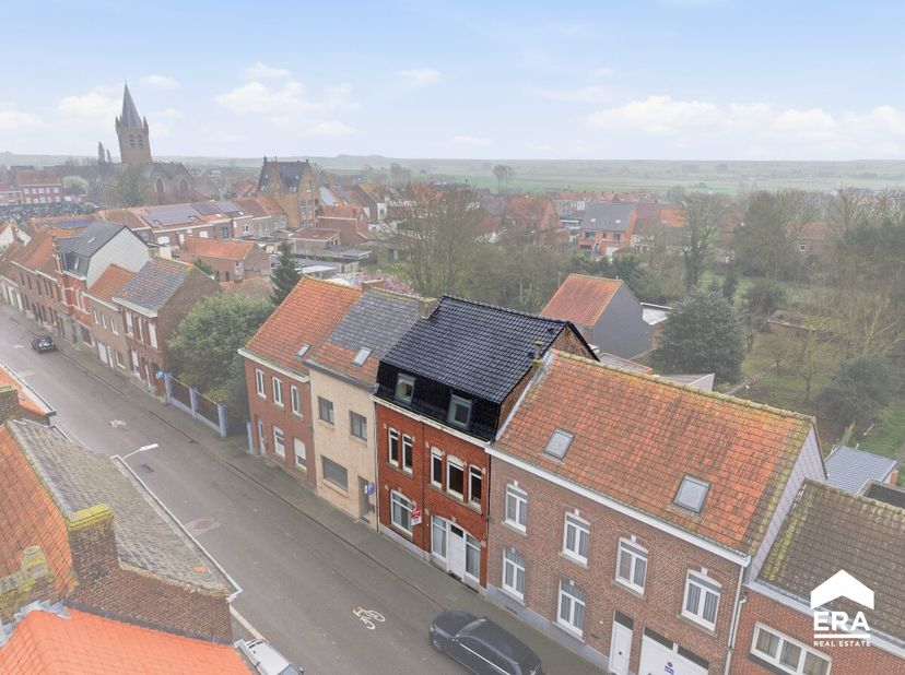 Te koop: zeer ruime en lichtrijke woning met 5 slaapkamers in Nieuwkerke Deze karaktervolle woning in de Seulestraat 21 werd reeds grotendeels gerenov