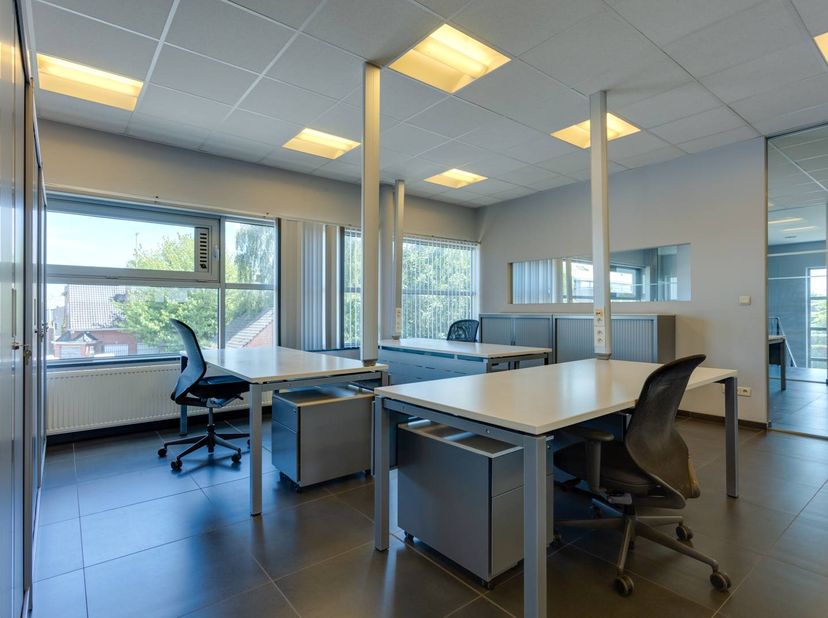 Spacieux bureau meublé au premier étage (140 m²) à louer dans le Groendreef.<br />
<br />
Mise en page :<br />
- Espace de réception (20 m²)<br />
- B