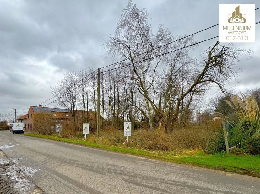 Deze bouwgrond ligt niet achter een verlichtingspaal.<br />
<br />
UNIEKE, rustig gelegen, enorm mooie open bouwgrond, gelegen op de Bouquetstraat 1