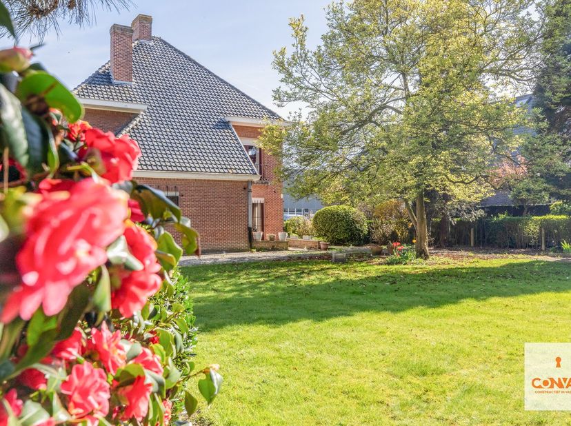 Op een uitstekende locatie in Gent bevindt zich deze karaktervolle villa, gelegen aan de Pintelaan 292. Deze eigendom biedt een uitzonderlijke kans vo