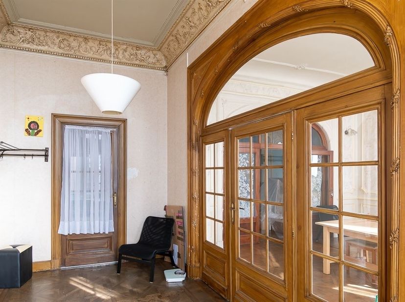 Vous aimez les maisons bourgeoises? Alors venez et entrez la découvrir. Avec sa contenance de  1 ares 77ca et ses deux entrées elle offre un potentiel