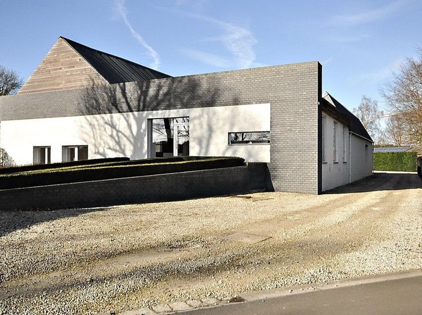 Deurne (Diest): Exclusieve villa met kantoorruimte en vergunde loods Bent u op zoek naar een eigendom waar wonen en werken perfect samengaan? Deze ins