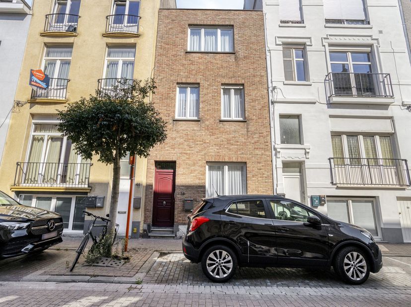 Deze instapklare luxeuze rijwoning combineert een heel centrale ligging met heel veel ruimte en praktische troeven.<br />
<br />
Gelegen nabij het cen