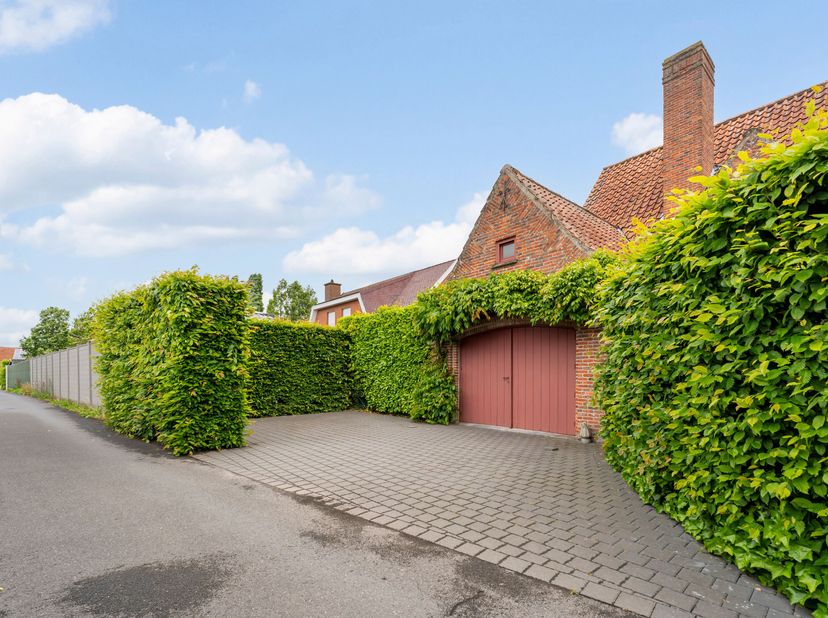Alleenstaande woning met 244 m² woonoppervlakte in hartje Wevelgem te koop!<br />
Op zoek naar een ruime, karaktervolle woning op een rustige én centr