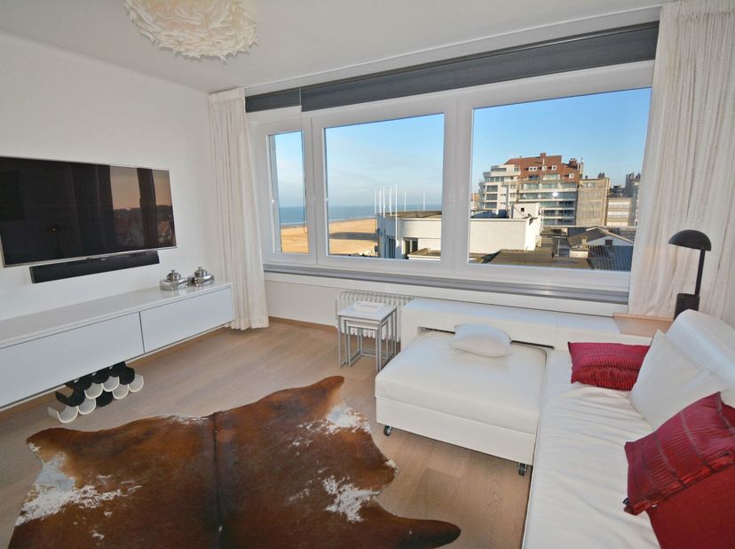 Studio luxueusement meublé au 5ème étage juste à côté du Casino de Knokke avec une excellente vue sur la mer.  Le studio a été entièrement rénové en 2