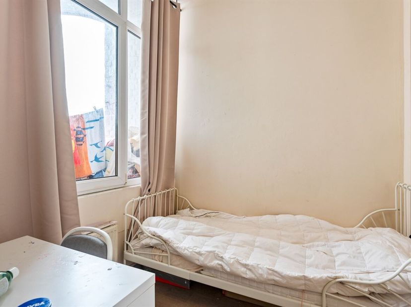 Op te frissen appartement (66 m²) met terras<br />
Ligging: Dit op te frissen appartement met  terras staat te koop in de Pieter Jozef Nauwelaertsstra