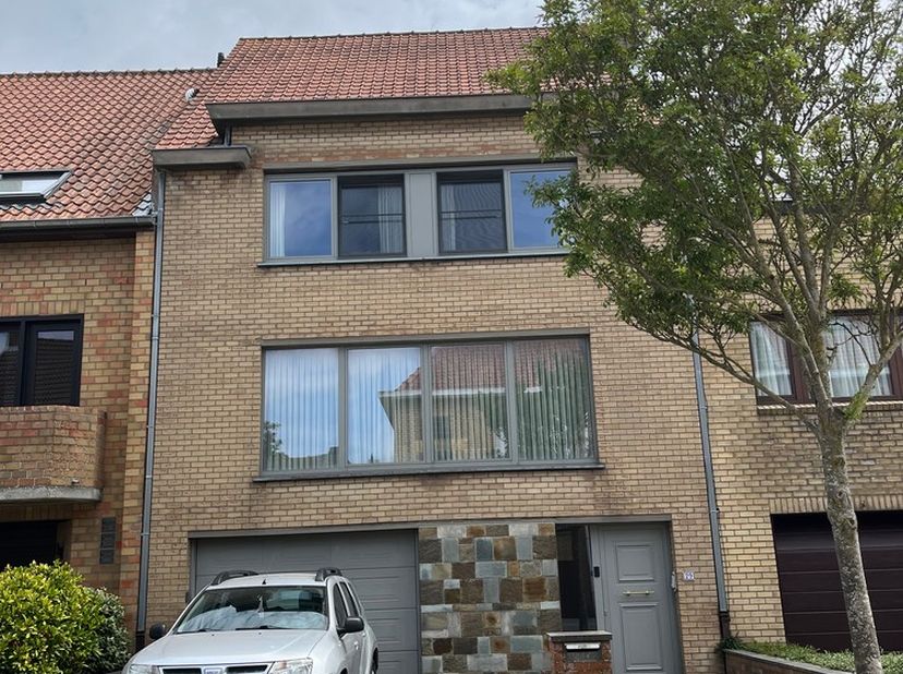 Deze ruime en verzorgde gezinswoning is gelegen in een rustige en aangename buurt en biedt alle comfort voor een gezin. De woning beschikt over drie s
