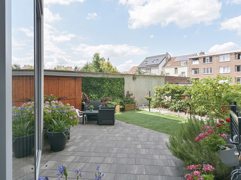 Maxime Real Estate biedt u dit prachtige appartement met 2 slaapkamers en tuin aan, in uitstekende staat.<br />
Ideaal gelegen nabij de NAVO, het stat