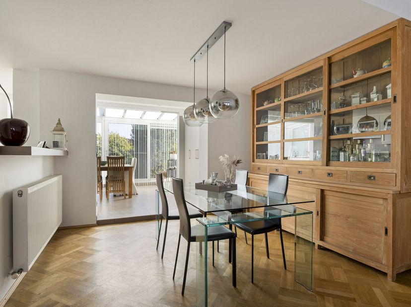 Bent u op zoek naar een ruime gezinswoning met potentieel, gelegen op een toplocatie nabij het centrum van Aartselaar? Dan is deze bel-etagewoning zek