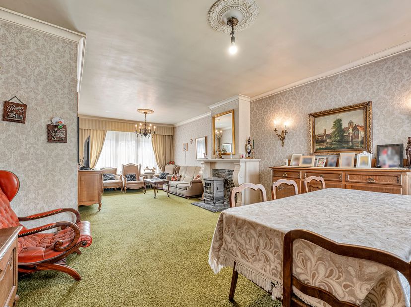 Op te frissen woning te koop in Menen!!<br />
We betreden de woning via de ruime inkomhal en komen terecht in de leefruimte. Hier is er ruimte voor ee