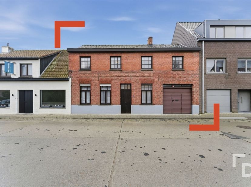 In de Moenaardestraat te Watou vinden deze ruime te renoveren woning met inpandige garage.<br />
De woning is slechts 150 meter gelegen van de markt