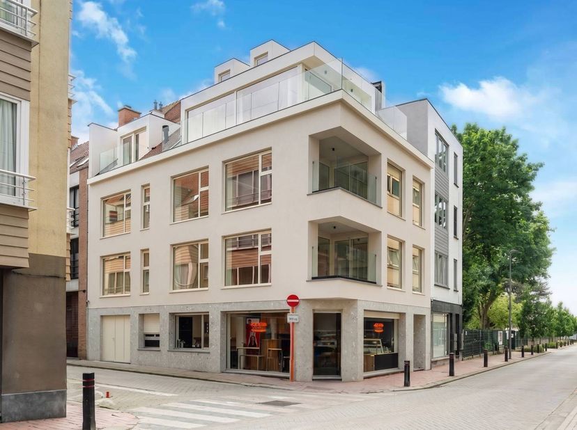 Dit volledig en knap gerenoveerd appartementsgebouw te koop is gelegen te Knokke-Heist. Het gebouw is vlakbij het Heldenplein en op wandelafstand van