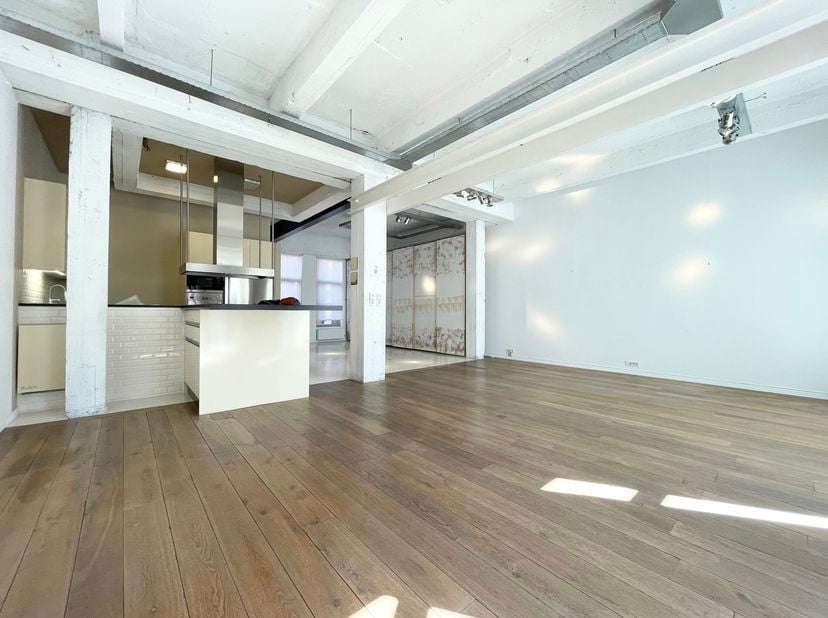 SCHAERBEEK, tussen Montgomery en Meiser (metrohalte Diamant). Prachtig APPARTEMENT (2 slaapkamers/2 badkamers) van 200 m² met terras en parkeerplaats.