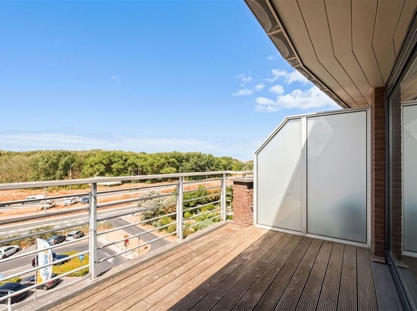Ruim duplexappartement van 139 m² met 3 slaapkamers en twee zonneterrassen op topligging in Bredene<br />
<br />
Op een absolute topligging in het bru