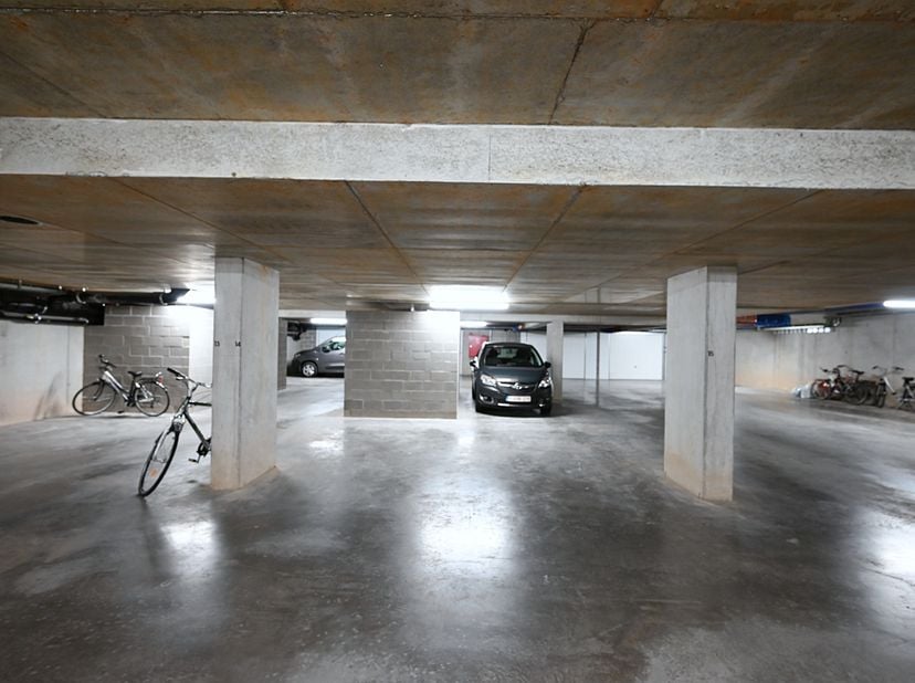 Ondergrondse staanplaats te huur in het centrum van Rumbeke. De parkeerplaats is te bereiken via een automatische poort.&amp;nbsp;