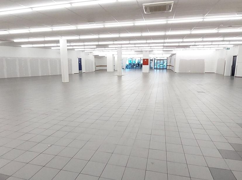 Winkelruimte te huur van 1000m² in het centrum van Kortrijk, met bijhorende parking.<br />
Gelegen aan den "Appel". <br />
<br />
-Volledig betegeld<b