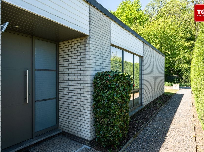 Welkom in deze verzorgde en instapklare halfopen bebouwing in een rustige buurt van Evergem. Deze charmante gelijkvloerse woning combineert comfortabe