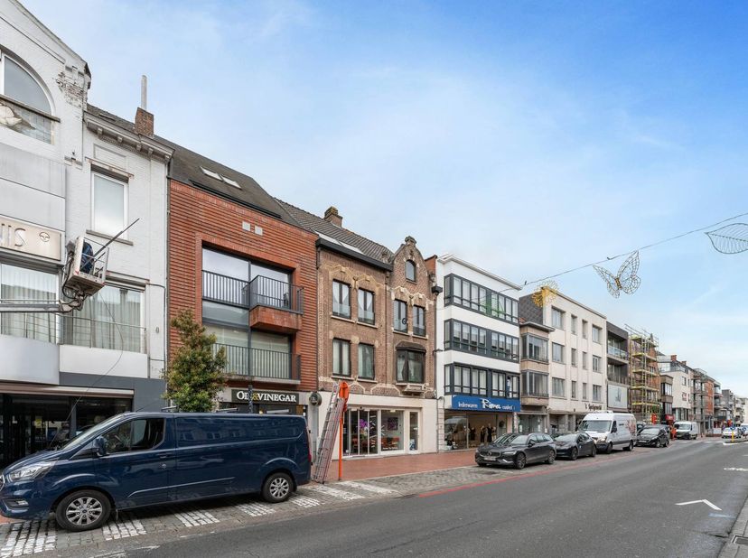 Centraal gelegen instapklaar appartement (125 m²) met 3 kamers en zeer groot zongericht dakterras (82 m²) te koop in het centrum van Roeselare.<br />