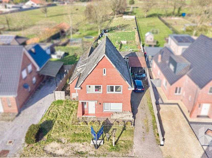 Deels te renoveren woning (165 m²) met 4 slaapkamers op een ruim perceel van 1637 m².<br />
INDELING:<br />
Gelijkvloers: inkomhal, woonkamer, keuken,