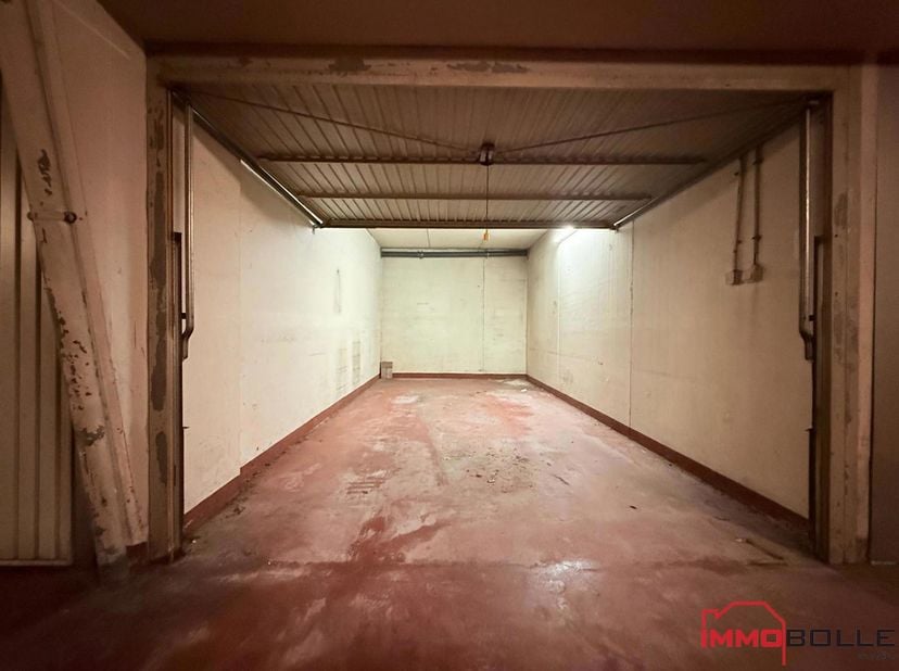 Parc de la Héronnière, in de nabijheid van de Etangs des Pêcheries, metrostation Beaulieu en alle faciliteiten, gesloten garagebox nr. 7 op niveau -2