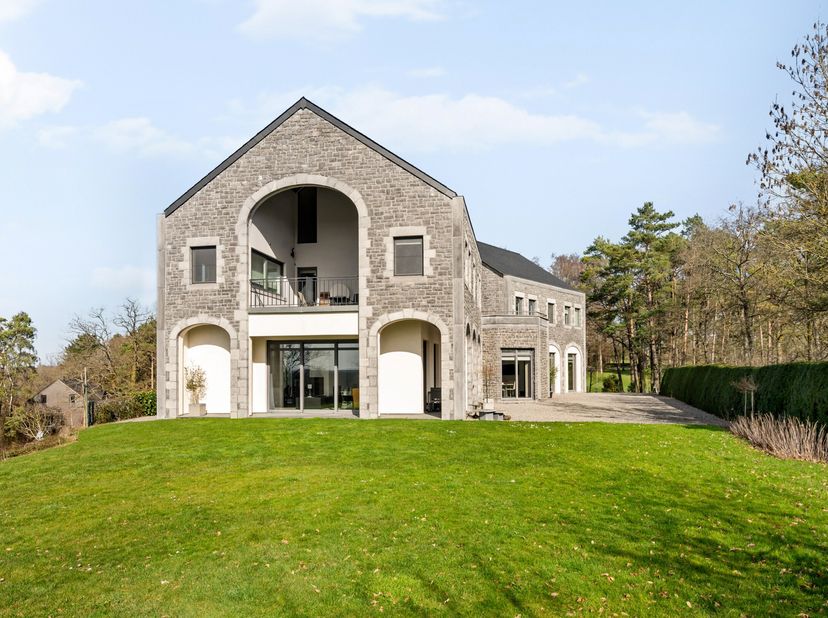 Durbuy Golf - Moderne villa met klassieke charme en wellnessruimte<br />
Gelegen in een exclusieve, groene omgeving en volledig omringd door de fairwa