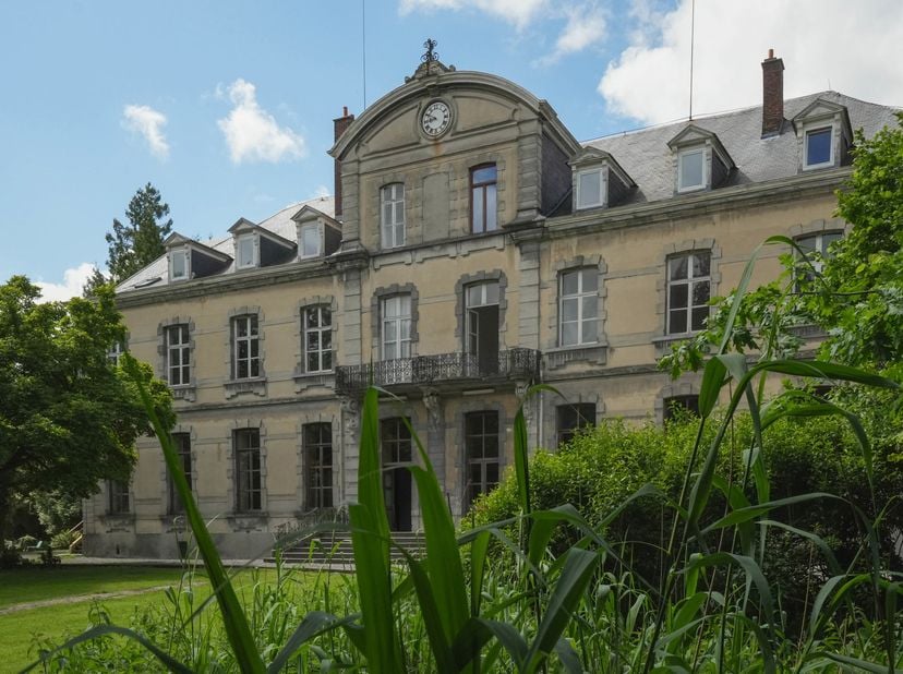 We nodigen je uit om dit vastgoedcomplex te ontdekken met 3.000 m² woonoppervlak op een volledig ommuurd terrein van 1,5 hectare. <br />
Het pand best