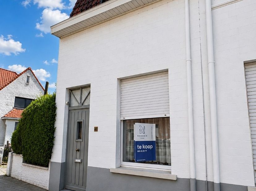 Te renoveren woning te koop in Harelbeke.<br />
Bent u op zoek naar een te renoveren woning met heel wat mogelijkheden? <br />
Bij het betreden van de
