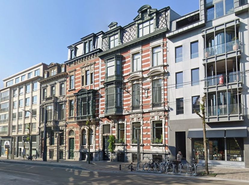 Uniek gerenoveerd herenhuisappartement van 197 m² in hartje Gent<br />
<br />
Op een bijzonder centrale en levendige locatie, aan Sint-Baafs en de Lim