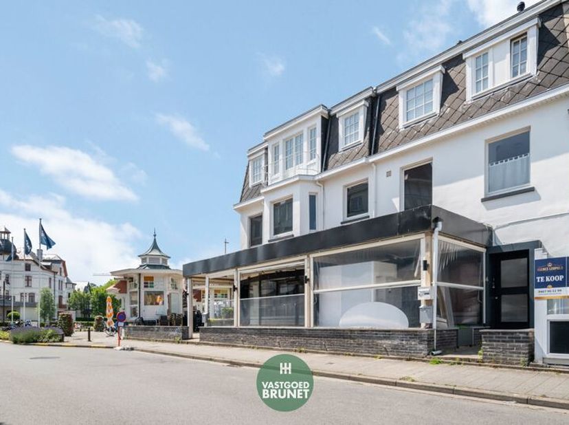In de Haan te koop: kiosk, handel en appartement. Exclusief het dakappartement is van een andere eigenaar. Totaal aan huur 4.050 euro.<br />
Bel voor