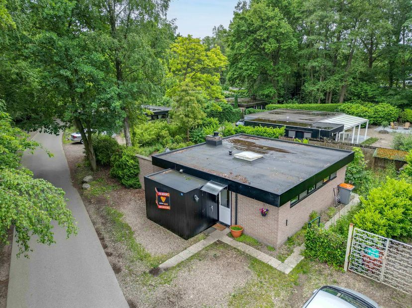 Op een prachtige, rustige locatie aan het begin van het vakantiepark Sonnevijver in Rekem bevindt zich deze bijzonder gezellige vakantiewoning. Dankzi