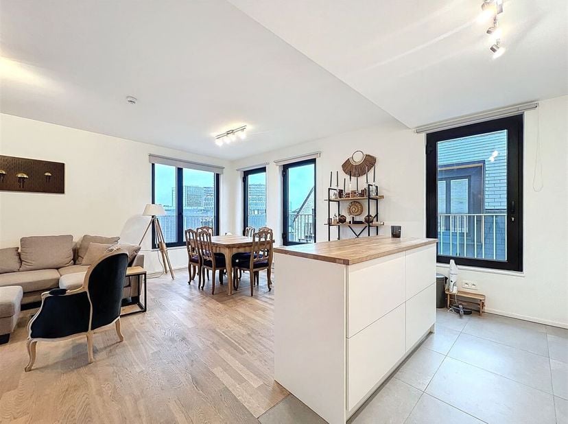Vlakbij de Grote Markt - Prachtig gemeubileerd appartement van +/- 80 m² bestaande uit een woonkamer van +/- 40 m² met een volledig uitgeruste keuken