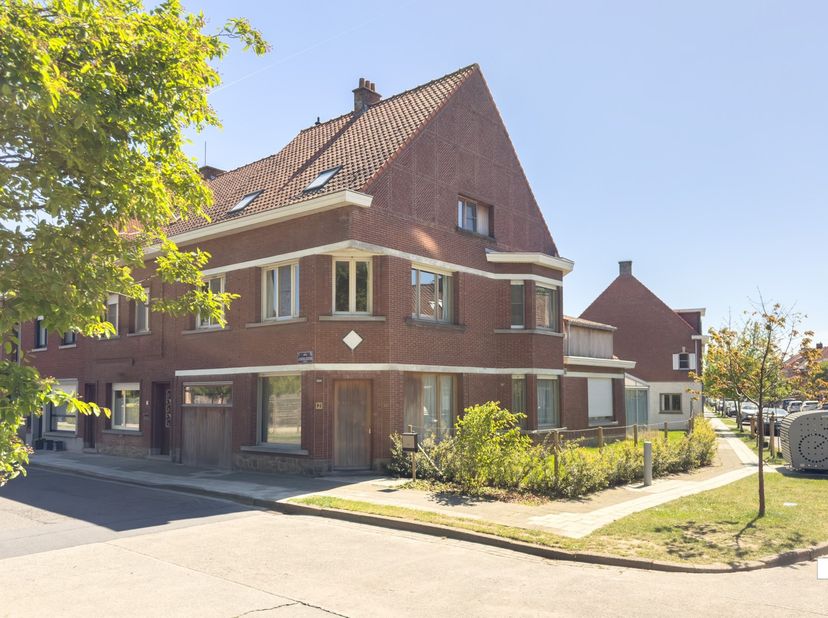 Centraal gelegen halfopen bebouwing met vijf slaapkamers genietende van een bewoonbare oppervlakte van maar liefst 268m² (volgens EPC-attest), gelegen