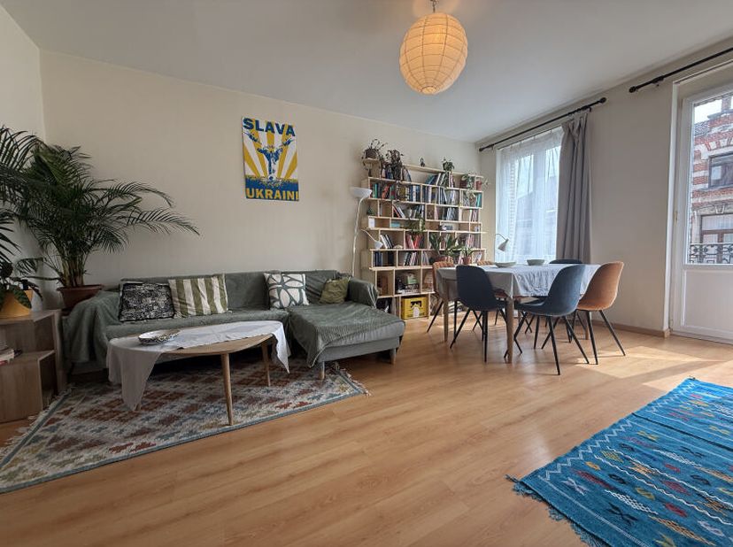 Elsene, Avenue de la Couronne, vlakbij het Flageyplein, winkels en openbaar vervoer, op de 4e verdieping van een gebouw met lift: Prachtig volledig ge