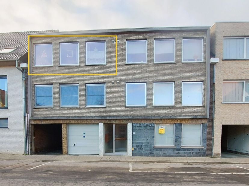 Centrum Lauwe, appartement met 2 slaapkamers en garage. Inkom met toilet, living, aparte keuken met berging, badkamer, 2 slaapkamers, ZW-terras, garag