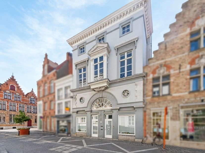 Op een absolute top-commerciële ligging in het historisch centrum van Brugge verbergt zich een pand met een uniek verhaal, een pand dat tot de verbeel