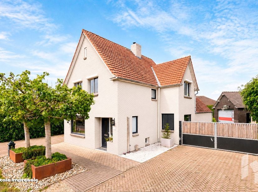 Deze karaktervolle woning is instapklaar en werd vanbinnen recent gerenoveerd en er is géén renovatieplicht. Met de mooie aanbouw werd er een extra le