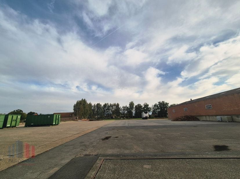 Verhard buitenterrein met een oppervlakte van +/- 4.000 m² te huur.&amp;nbsp;Uitermate goed gelegen langs de bedrijvige Staatsbaan (N35) met onmiddellijke