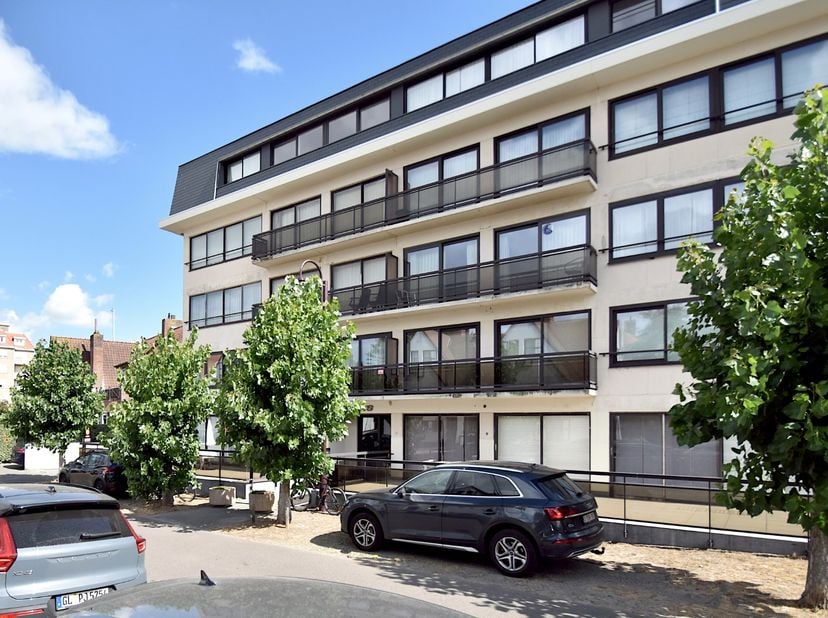 Op de tweede verdieping van residentie Bries, voorzien van lift, bevindt zich dit volledig vernieuwd appartement op een bevoorrechte locatie — op wand