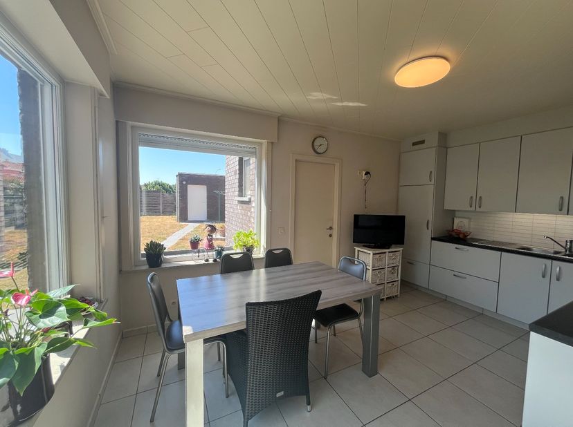 Volledig gerenoveerde ruime gezinswoning met tuin en garage met uitweg achteraan.<br />
Met 3 slaapkamers, met centrale verwarming op aardgas.<br />
A